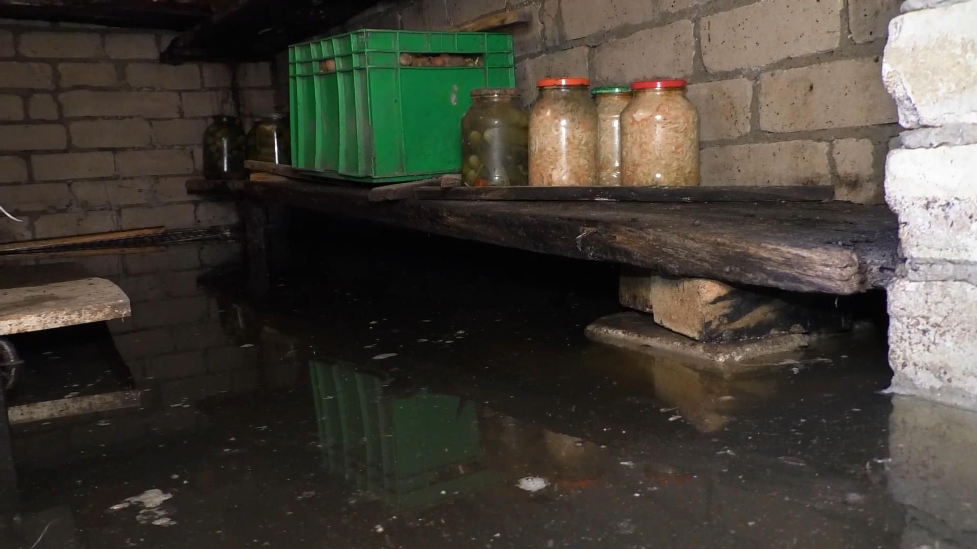 До полуметра воды в подвалах: жители Черкасс страдают от таяния снега