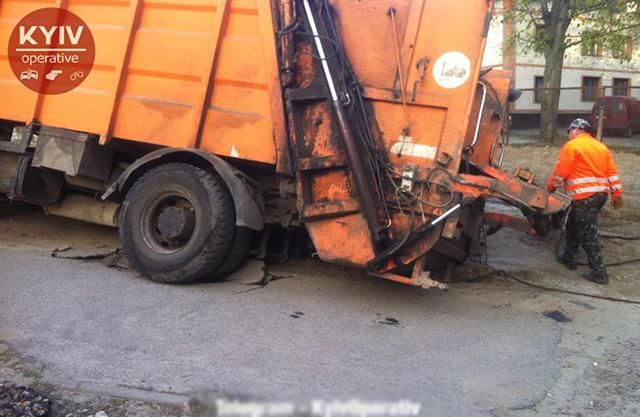 В Киеве под асфальт провалился мусоровоз: фото