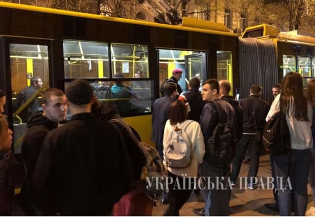 В киевском троллейбусе вспыхнула драка с поножовщиной: фото (18+)