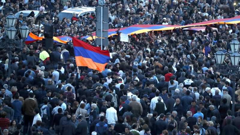 Протесты в Армении: в Ереване блокируют здание правительства
