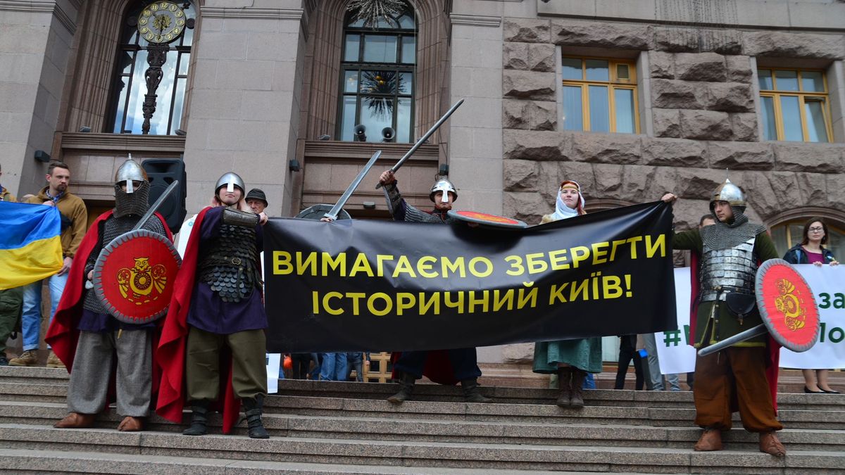 Под Киевсоветом "сражались" за сохранение истории Киева Под Киевсоветом "сражались" за сохранение истории Киева
