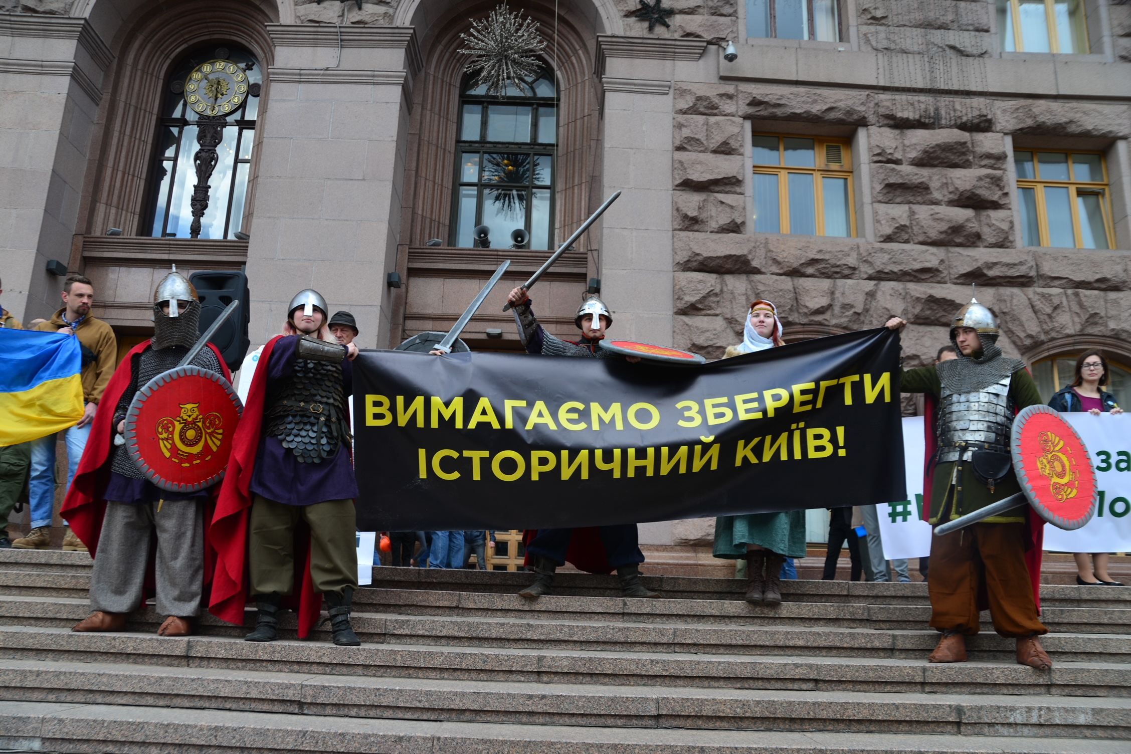 Под Киевсоветом "сражались" за сохранение истории Киева