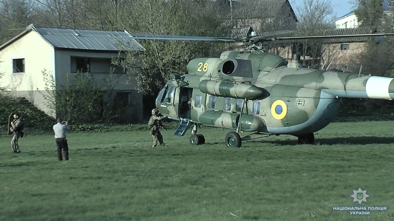 Спецоперація на Вінниччині за участю вертольота: поліція затримала озброєного чоловіка Спецоперація на Вінниччині за участю вертольота: поліція затримала озброєного чоловіка