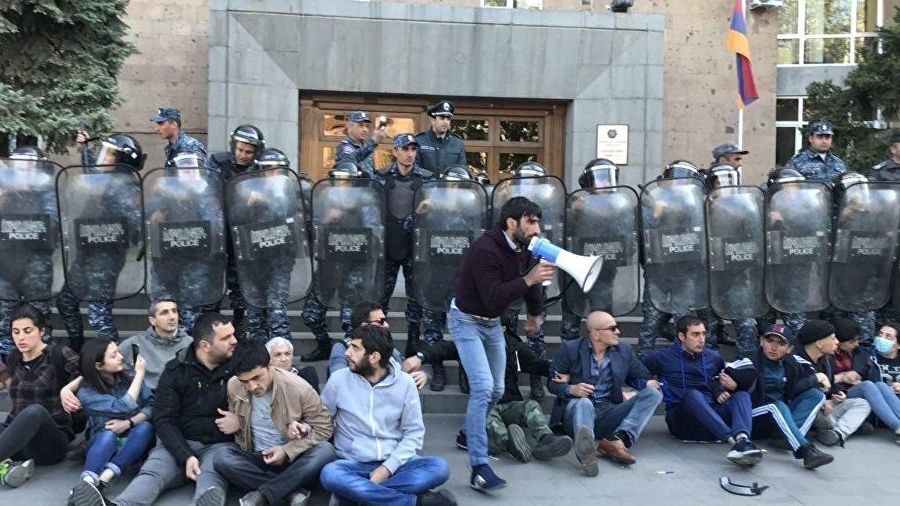 Під час протестів у Єревані затримали майже 100 людей