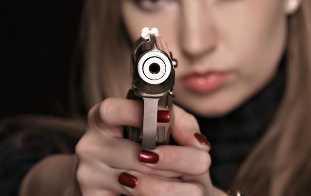 У Києві жінка підстрелила охоронця кладовища: оголошено план "Перехоплення" У Києві жінка підстрелила охоронця кладовища: оголошено план "Перехоплення"