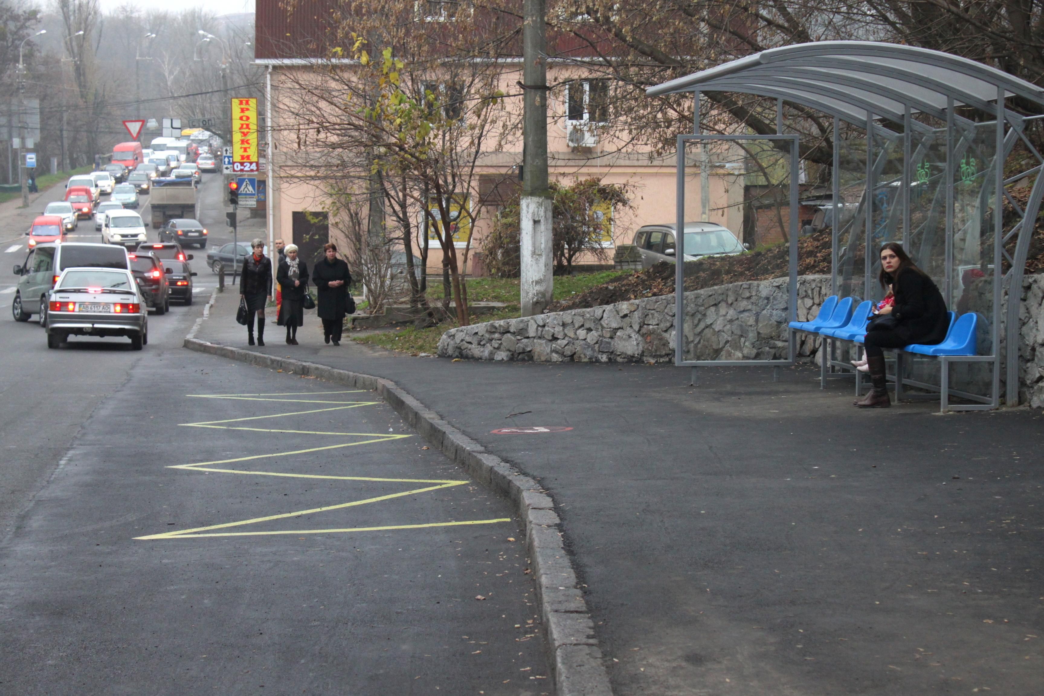 На зупинках транспорту в Україні хочуть встановити захисні огородження На зупинках транспорту в Україні хочуть встановити захисні огородження