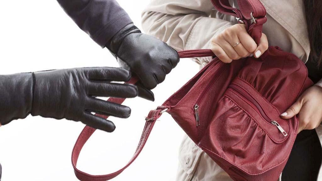 Детектив у Чернігові: жінка затримала грабіжника, який вкрав сумку в незнайомої дівчини