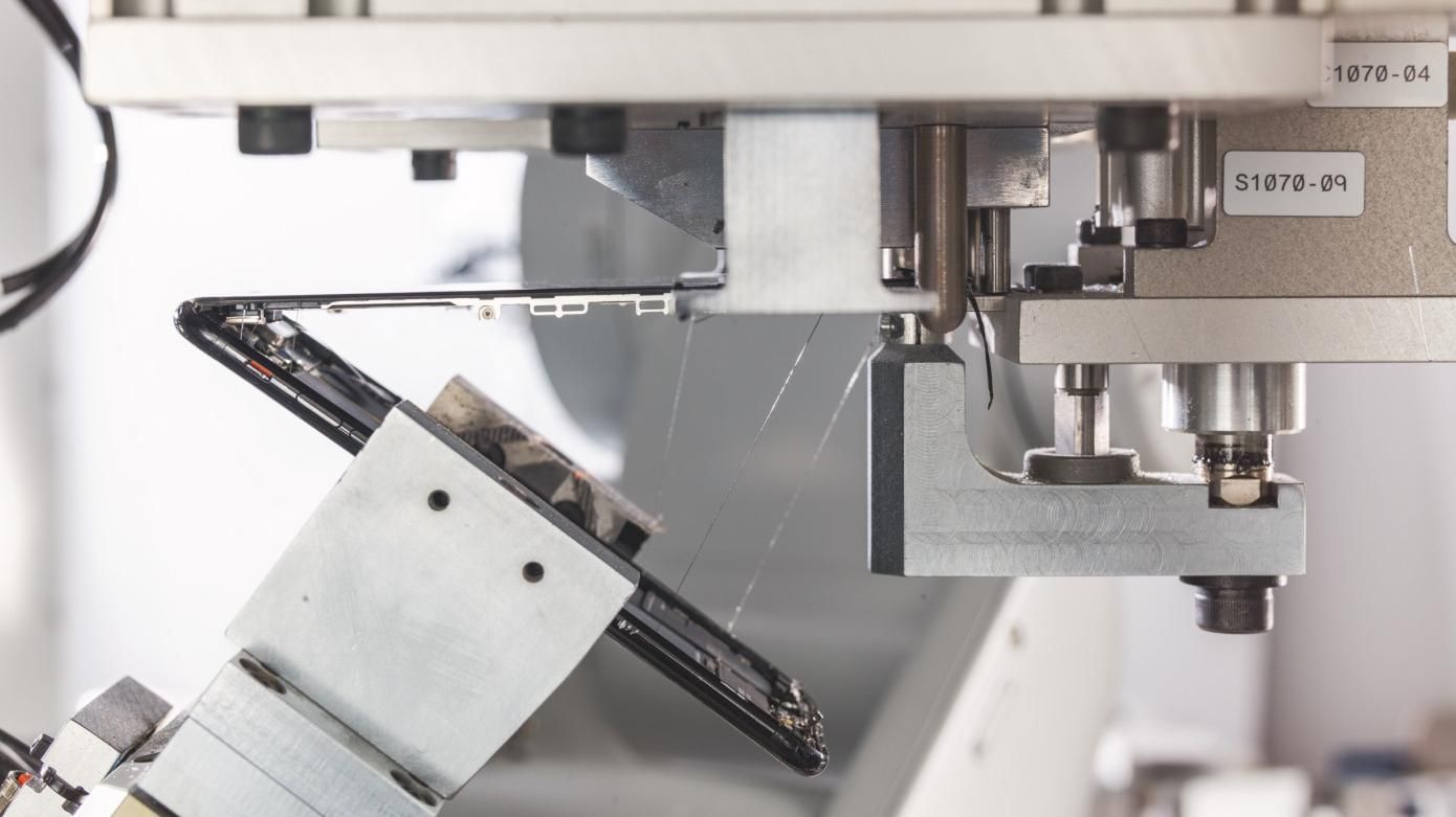 Apple створив робота, який може розібрати 200 iPhone за годину Apple створив робота, який може розібрати 200 iPhone за годину