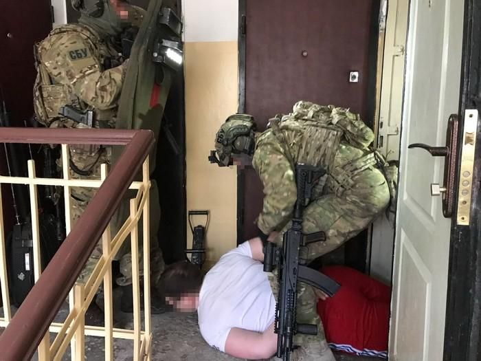В Киеве СБУ обнаружила группу торговцев оружием, вывезенным из АТО В Киеве СБУ обнаружила группу торговцев оружием, вывезенным из АТО