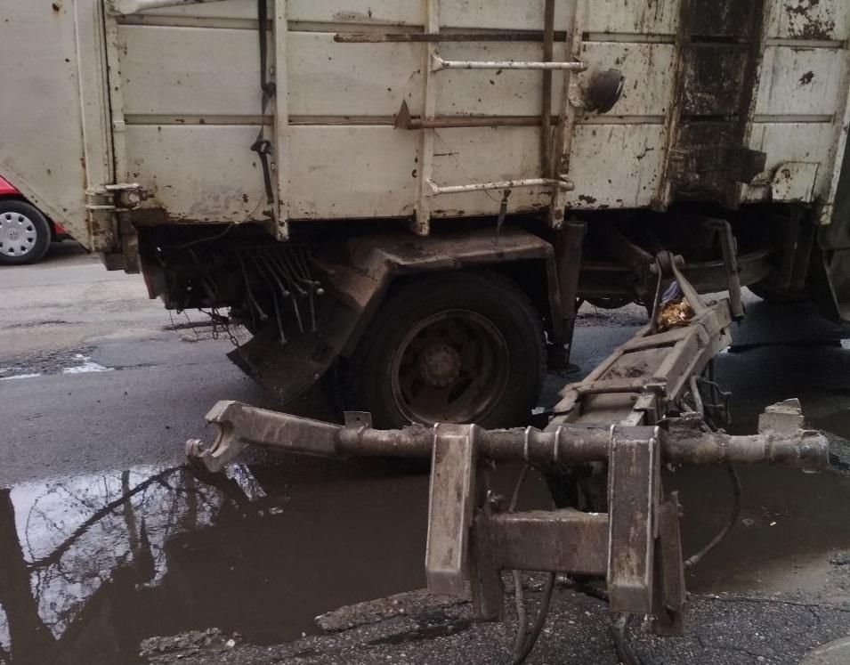 В Запорожье манипулятор мусоровоза убил мужчину и разбил авто В Запорожье манипулятор мусоровоза убил мужчину и разбил авто