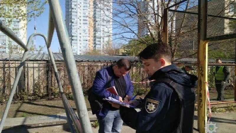 На спортивному майданчику у Києві стався вибух: в поліції повідомили деталі (фото)