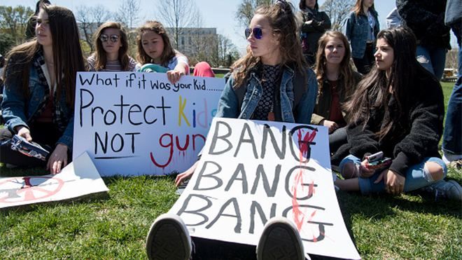 "Защитите детей, а не оружие»: фоторепортаж с многотысячного митинга студентов в США