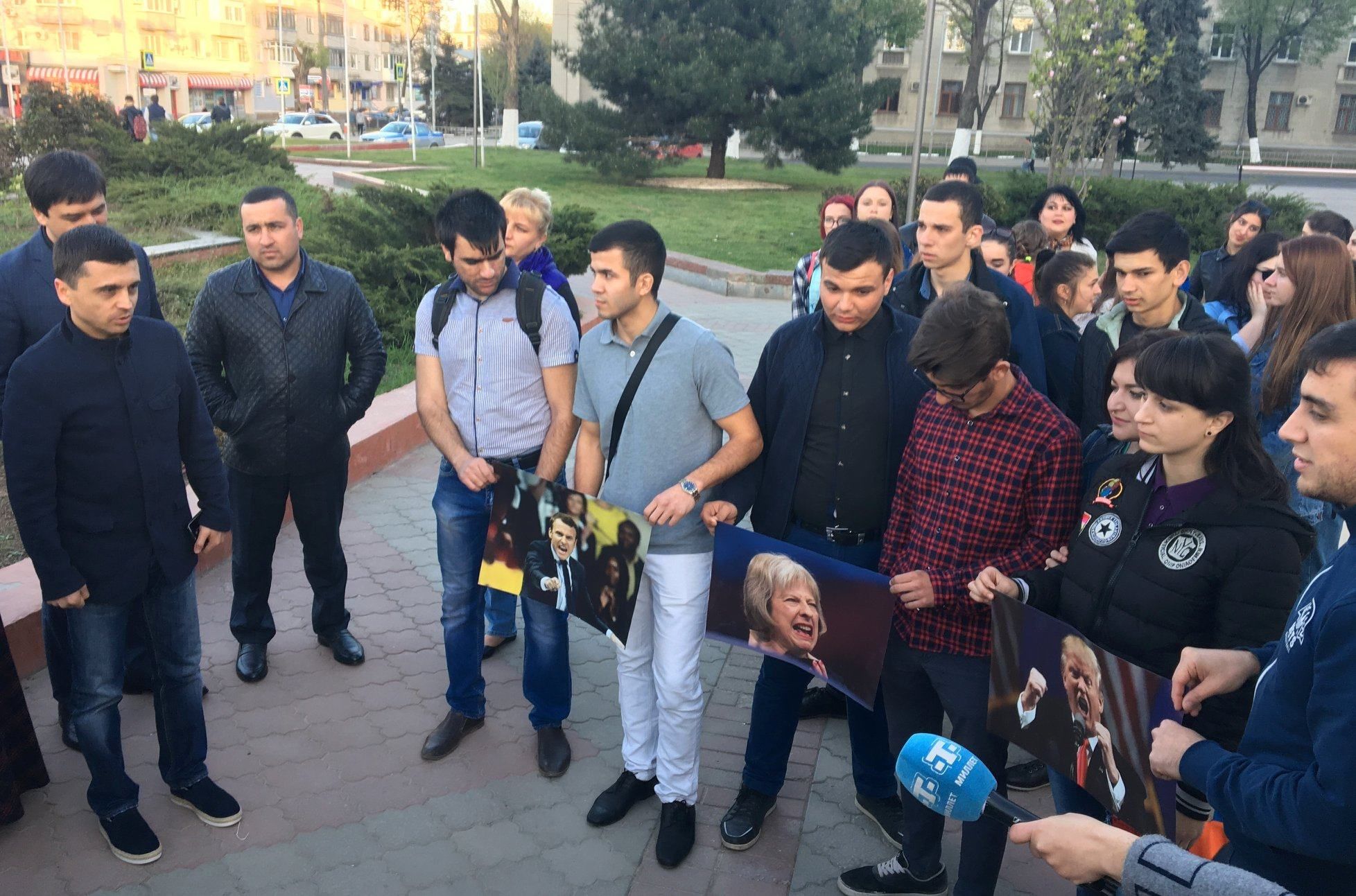 Спектакль для Аксенова: в аннексированном Крыму сожгли портреты западных лидеров Спектакль для Аксенова: в аннексированном Крыму сожгли портреты западных лидеров