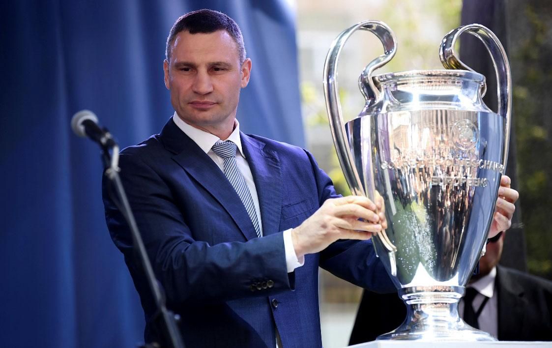 Новий конфуз Кличка: мер Києва обмовився під час передачі кубків Ліги чемпіонів (відео) Новий конфуз Кличка: мер Києва обмовився під час передачі кубків Ліги чемпіонів (відео)