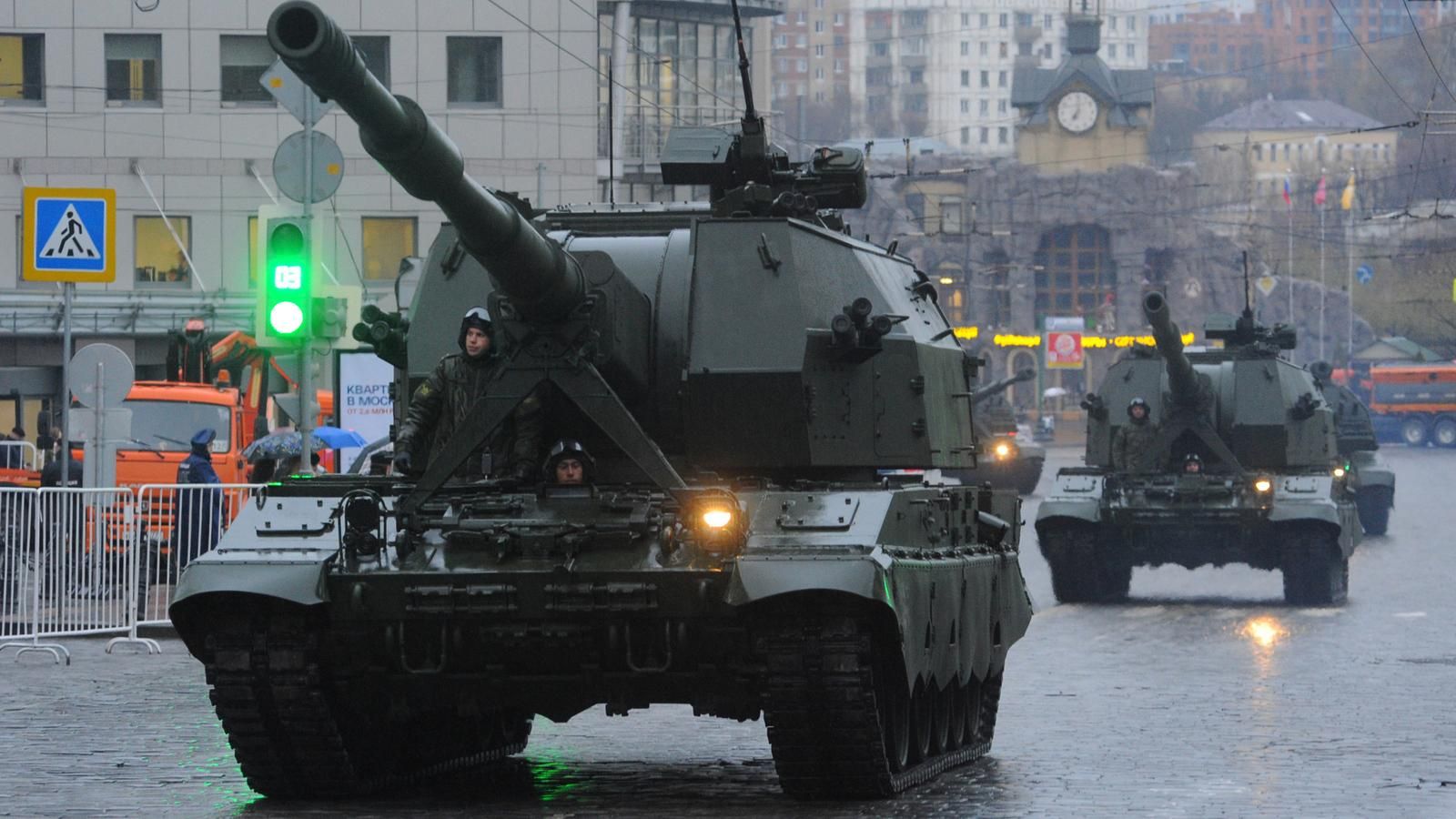 В Москве появилось большое количество мощной военной техники