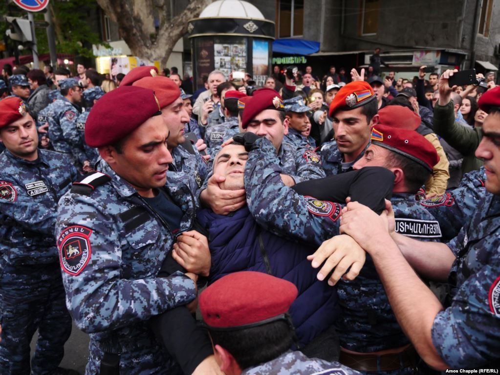 Митинги в Армении: задержаны координатор протеста и более 100 оппозиционеров