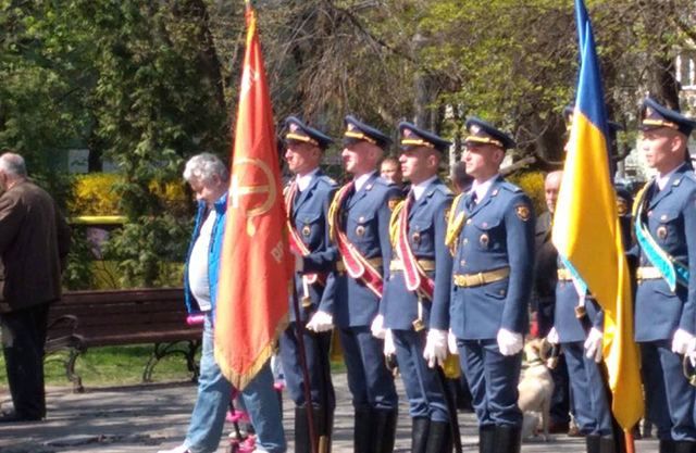 Києвом пройшли українські військові під прапором з гербом СРСР: фото