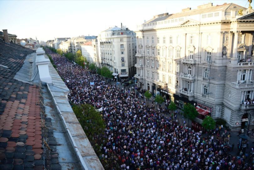 В Будапеште начались массовые протесты из-за пропаганды