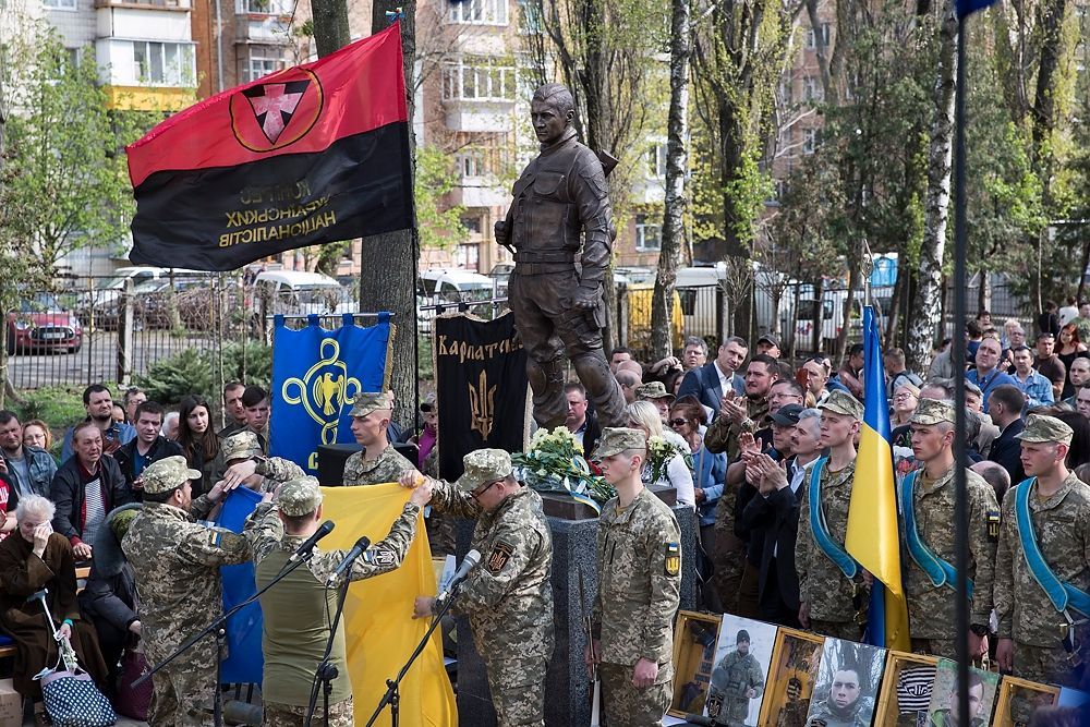 В Киеве открыли памятник погибшему Герою АТО: фото