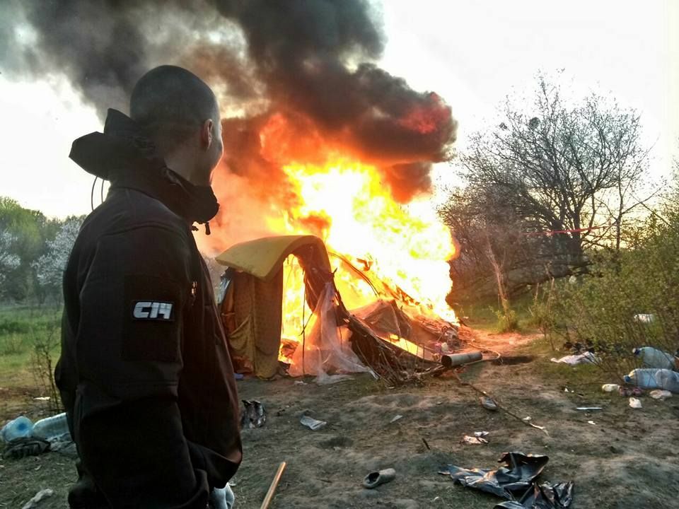 У Києві націоналісти спалили табір ромів на Лисій горі 