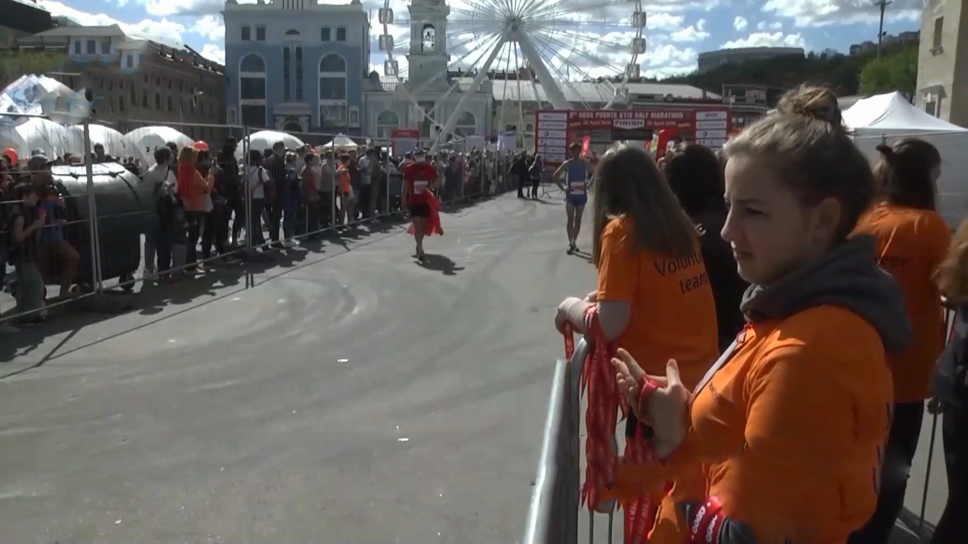 Водії Києва гостро прокоментували перекриті дороги під час напівмарафону Водії Києва гостро прокоментували перекриті дороги під час напівмарафону