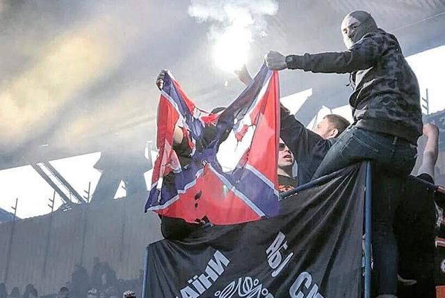 Ультрас "Шахтаря" спалив прапор "Новоросії": поліція склала протокол Ультрас "Шахтаря" спалив прапор "Новоросії": поліція склала протокол