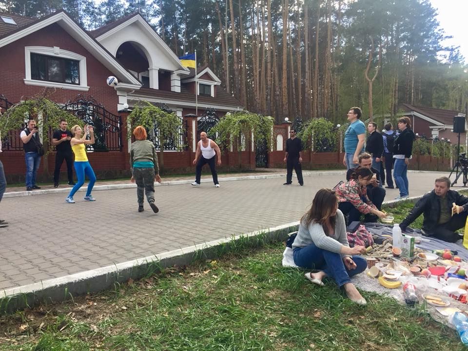 Під будинком Луценка активісти влаштували пікнік: фото