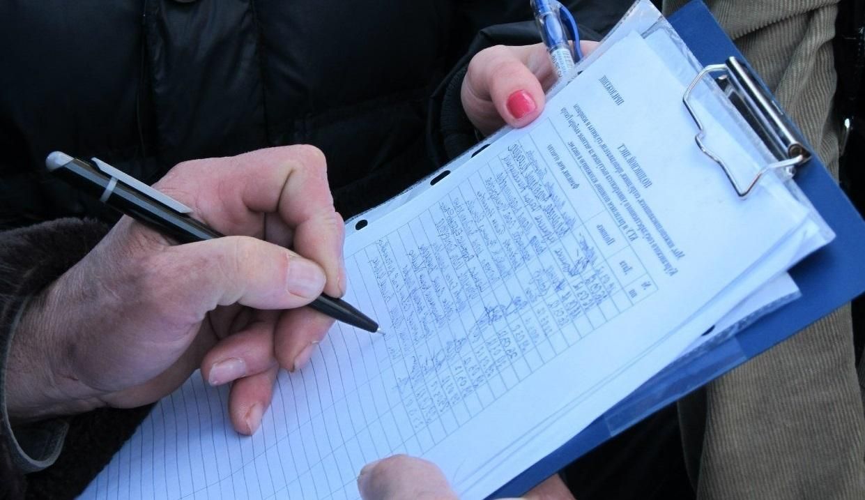 Путінська маріонетка збирала підписи на підтримку виборів окупанта у Криму