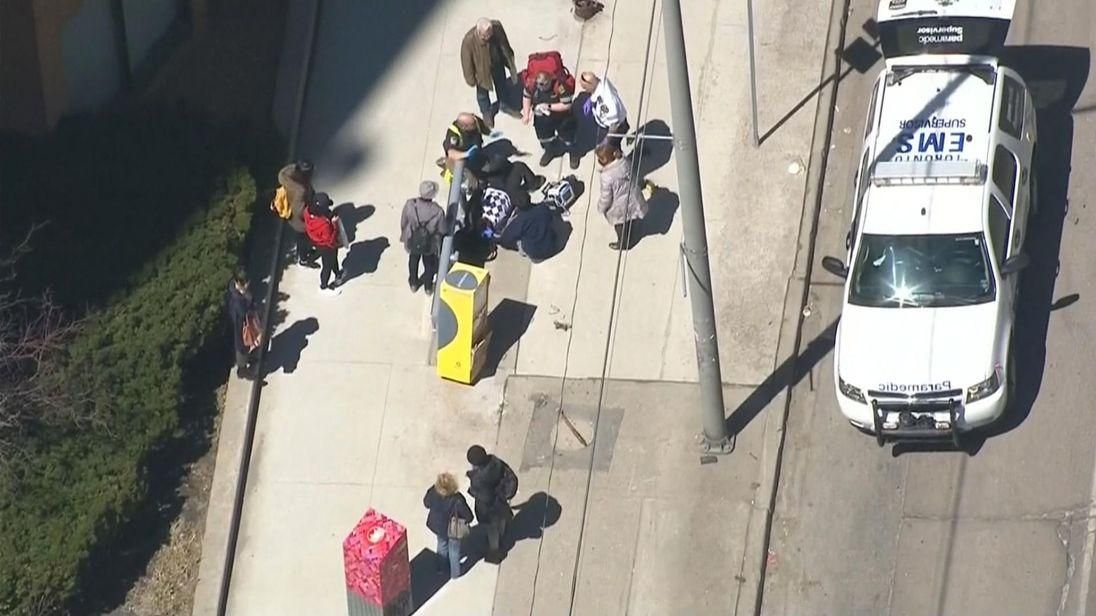 Грузовик въехал в толпу пешеходов в Торонто: есть погибшие Грузовик въехал в толпу пешеходов в Торонто: есть погибшие