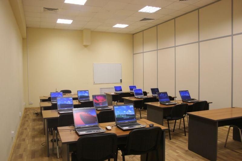 "Радикал" попал в скандал с подарком ноутбуков школе на Житомирщине