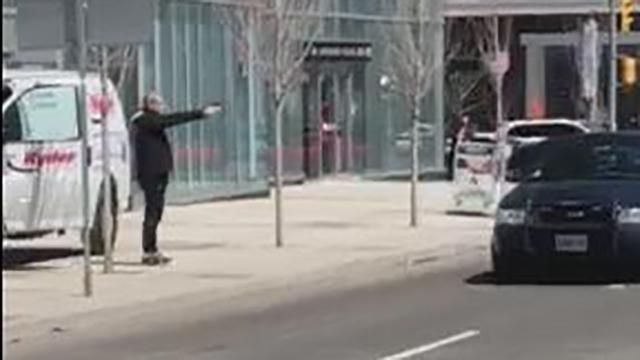 Наїзд на пішоходів у Торонто: оприлюднено відео затримання озброєного зловмисника