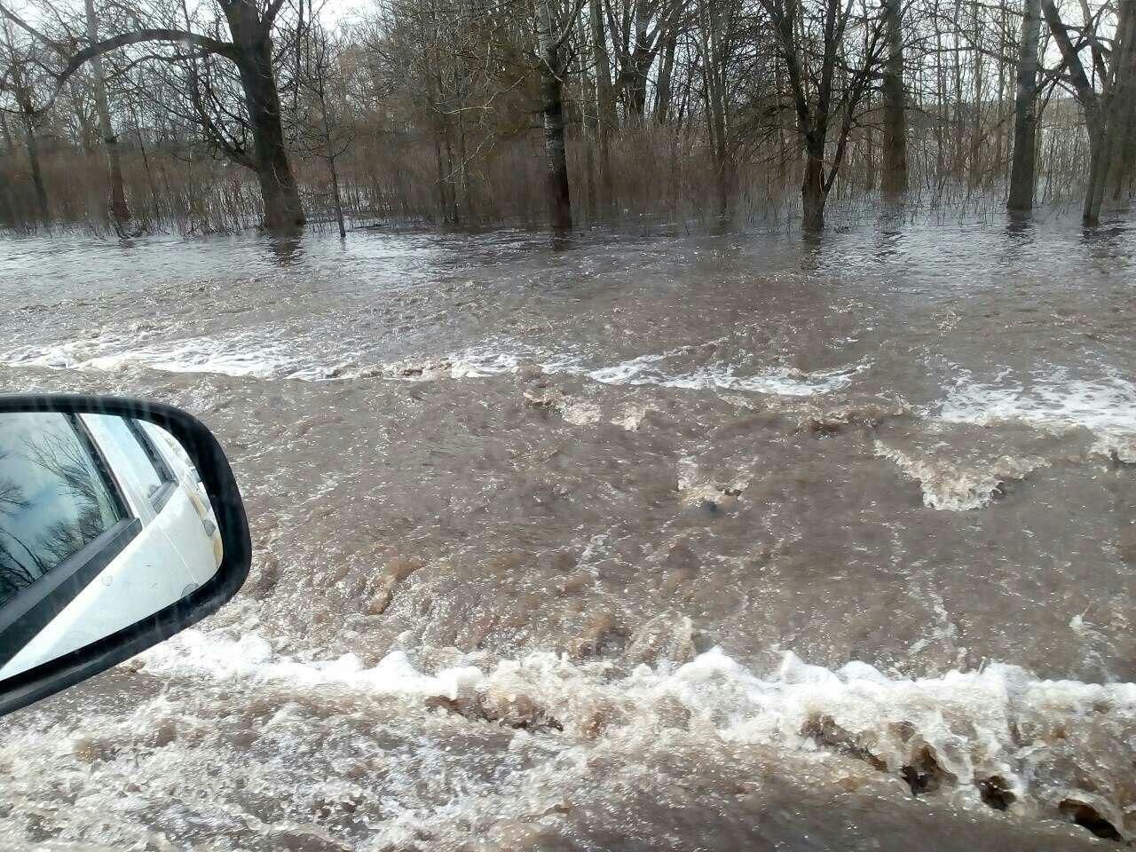 В двух областях Украины может затопить дороги: предупреждение от спасателей