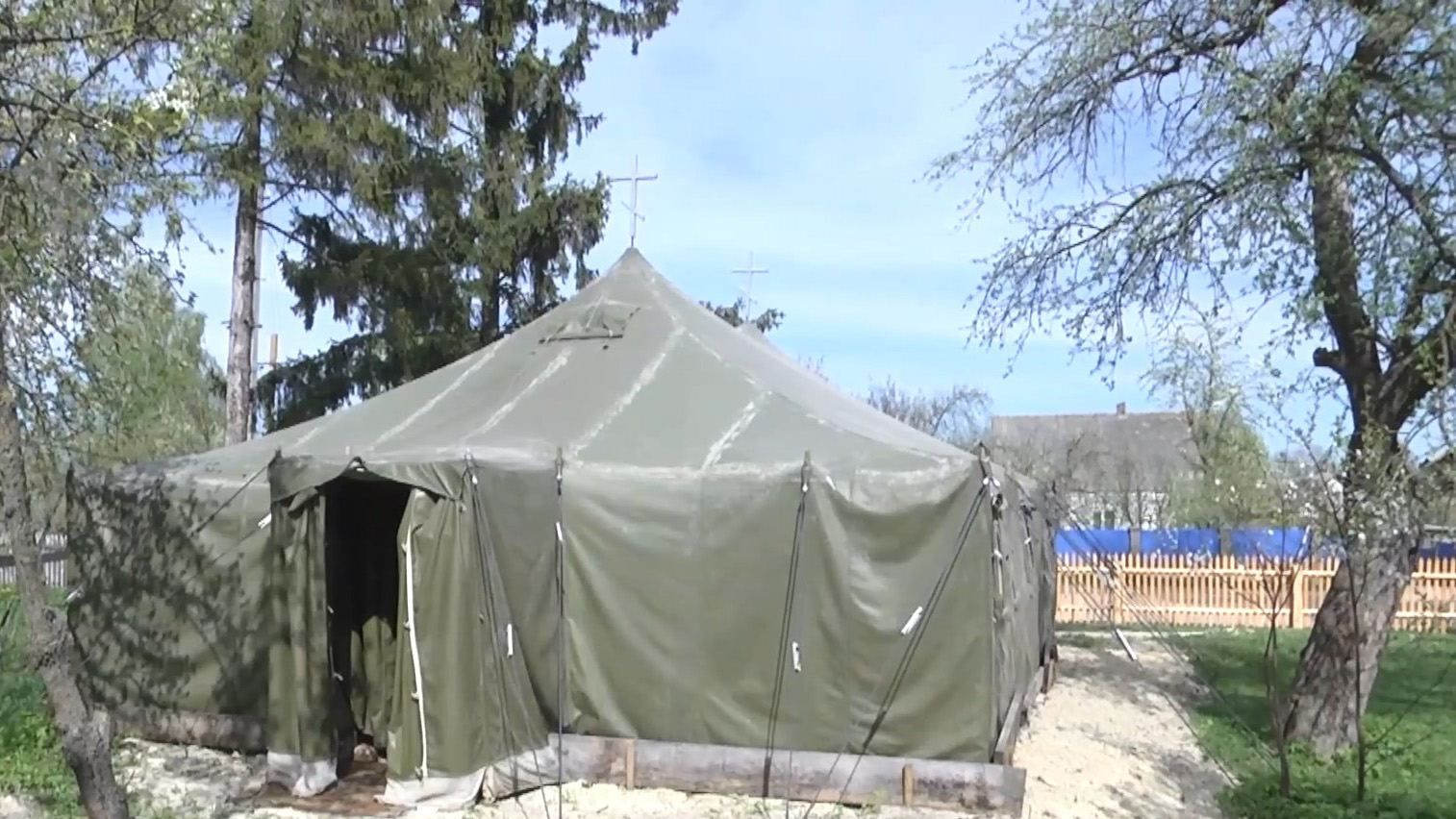 Церковні баталії на Тернопільщині: як УПЦ МП почала будувати намети для богослужінь Церковні баталії на Тернопільщині: як УПЦ МП почала будувати намети для богослужінь