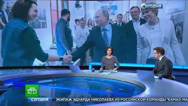 Елена Одновол жмет руку Владимиру Путину Елена Одновол жмет руку Владимиру Путину