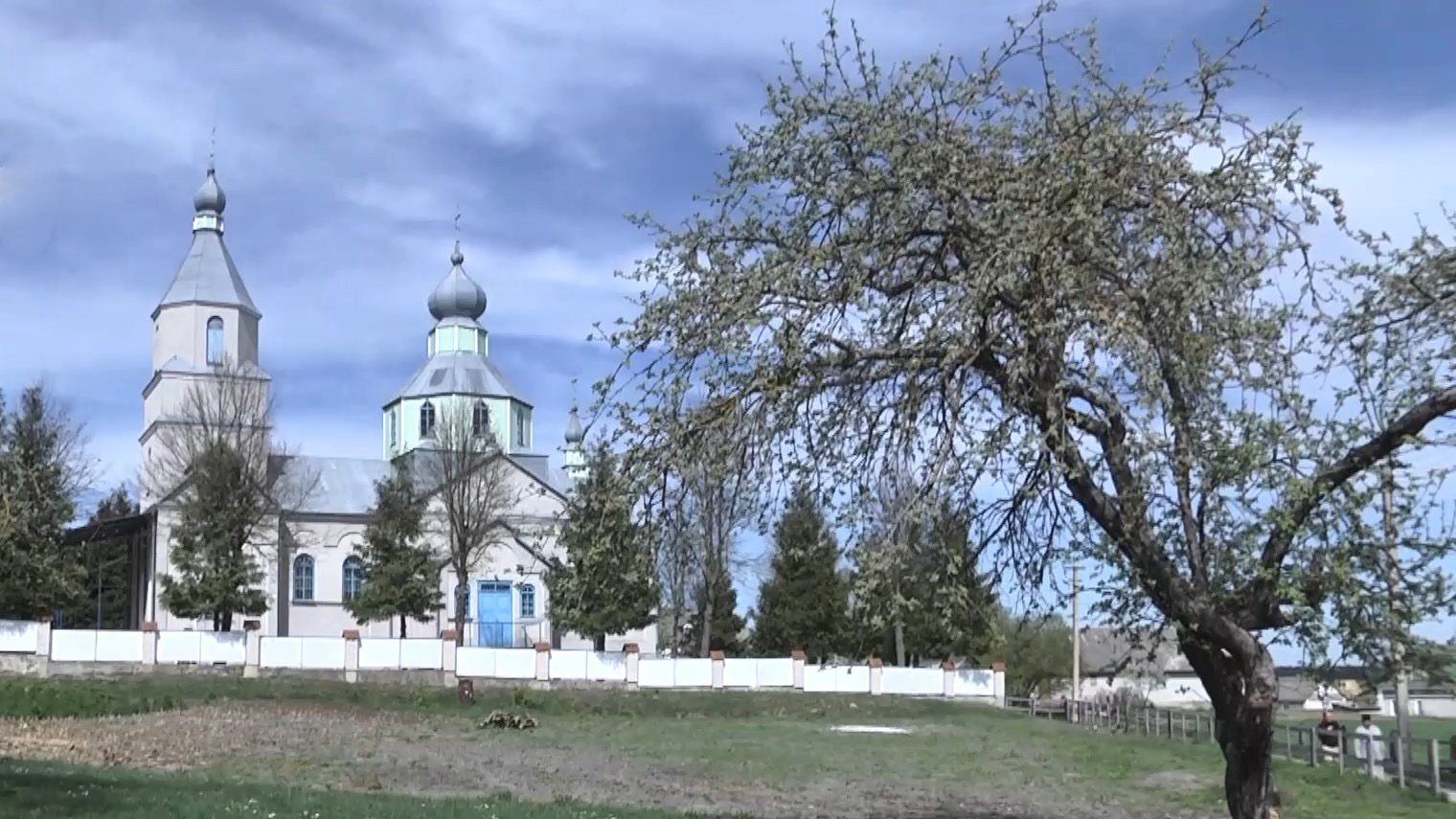 Церковные баталии на Тернопольщине: как УПЦ МП начала строить палатки для богослужений Церковные баталии на Тернопольщине: как УПЦ МП начала строить палатки для богослужений