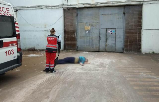 Самоубийство в Киеве: мужчина прыгнул с крыши котельной (18+)