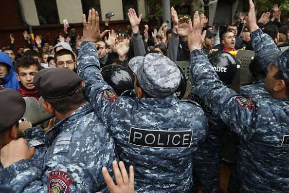 21 квітня вірменська поліція затримала понад 100 опозиціонерів-учасників мітингів за відставку Саргсяна