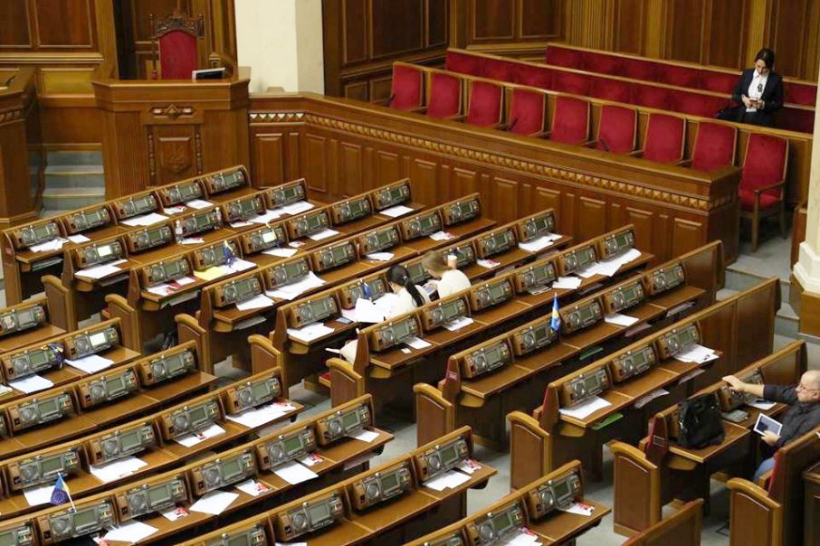 Депутаты продолжают прогуливать Верховную Раду: ни разу в апреле не голосовали 13 политиков