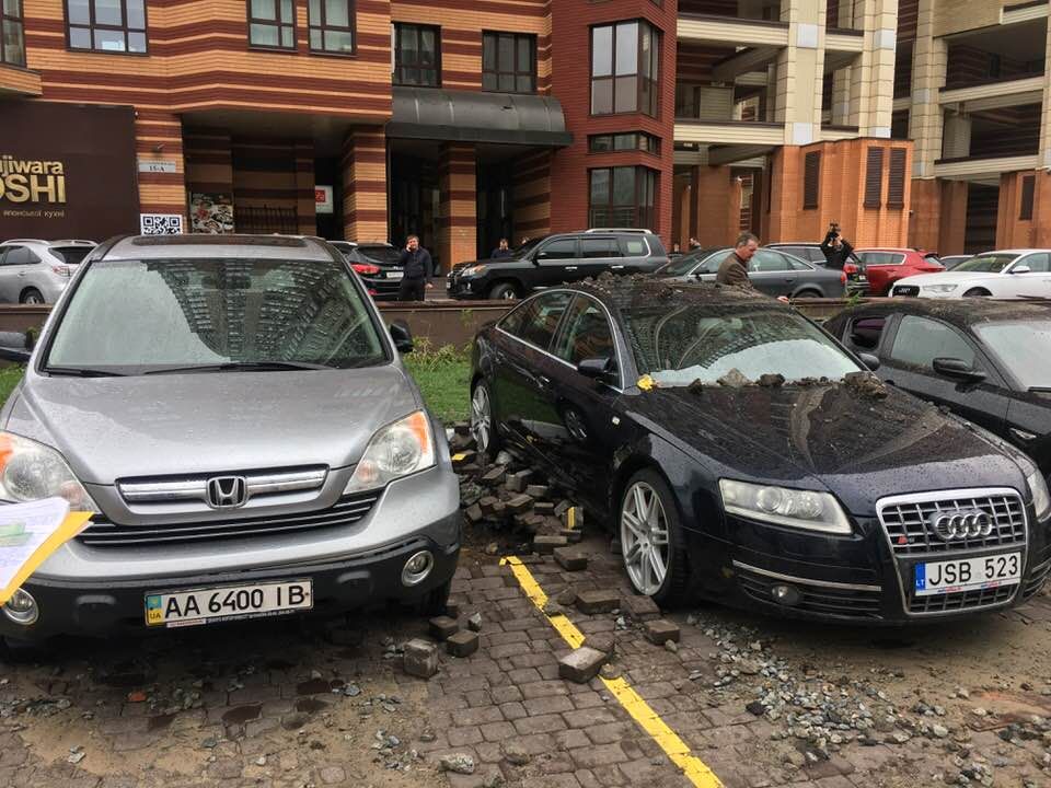 5-метровий "гейзер" наробив шкоди у Києві: фото і відео з місця події