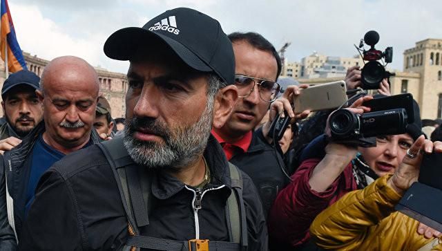 Лідер опозиції та протестів у Єревані Нікол Пашинян хоче очолити тимчасовий уряд 