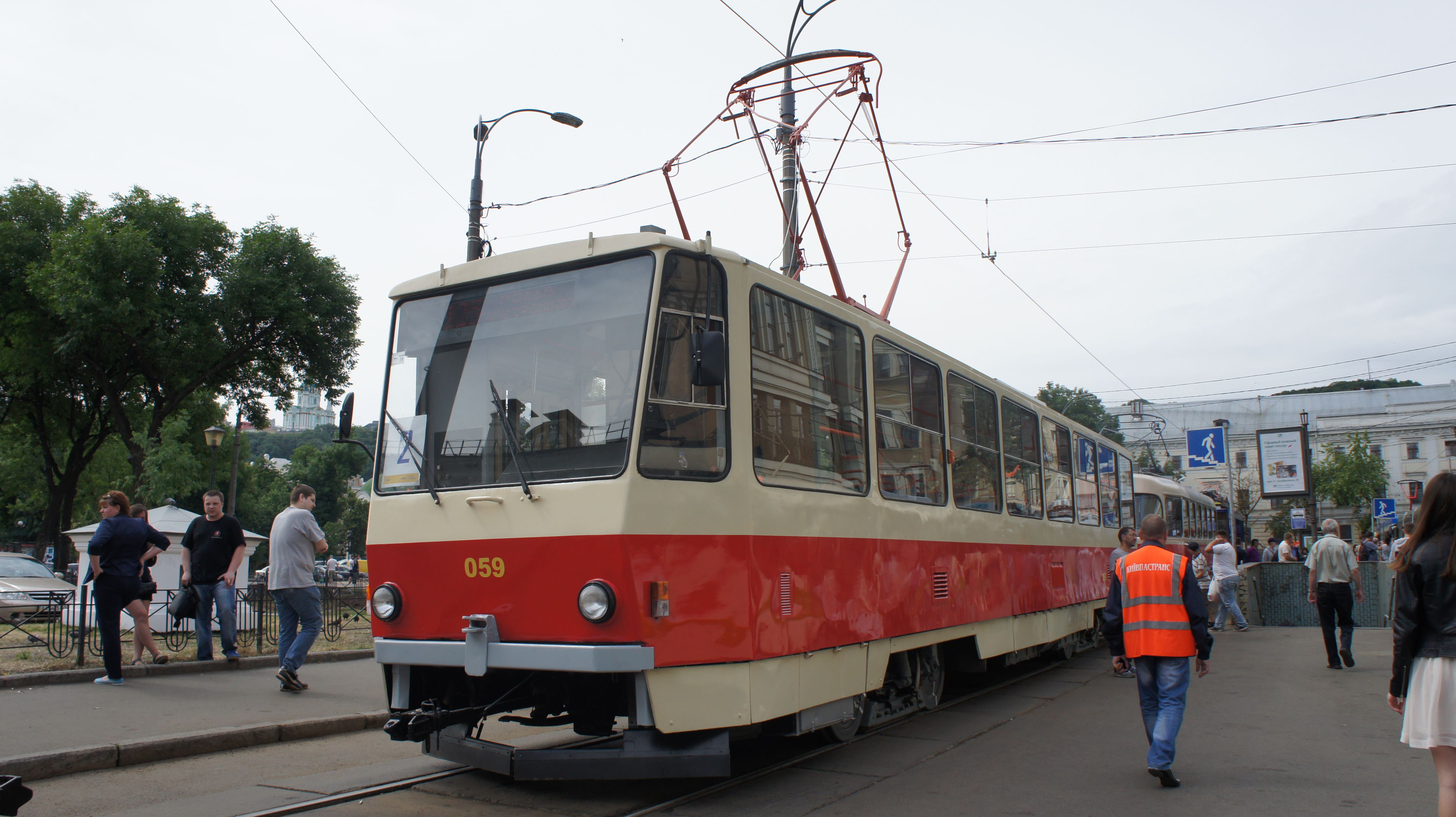 У Києві в трамваї тріснув гальмівний диск: постраждала жінка
