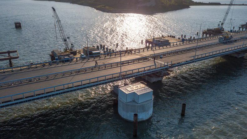 Що окупанти зараз роблять з "Кримським мостом": свіжі відео, фото 