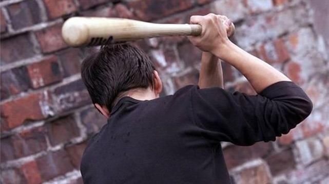 В Киеве водитель маршрутки избил битой пассажира из-за замечания: видео В Киеве водитель маршрутки избил битой пассажира из-за замечания: видео