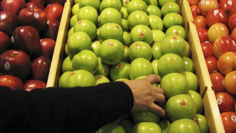 Жінку оштрафували на $500 за те, що хотіла взяти на борт яблуко