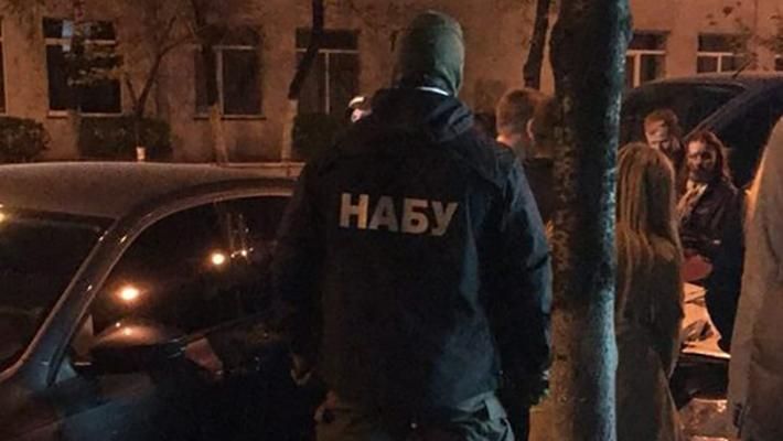 Детективи НАБУ затримали працівника СБУ на великому хабарі: деталі Детективи НАБУ затримали працівника СБУ на великому хабарі: деталі