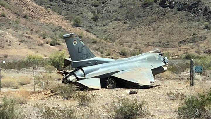 В США разбился военный самолет F-16: фото с места авиакатастрофы