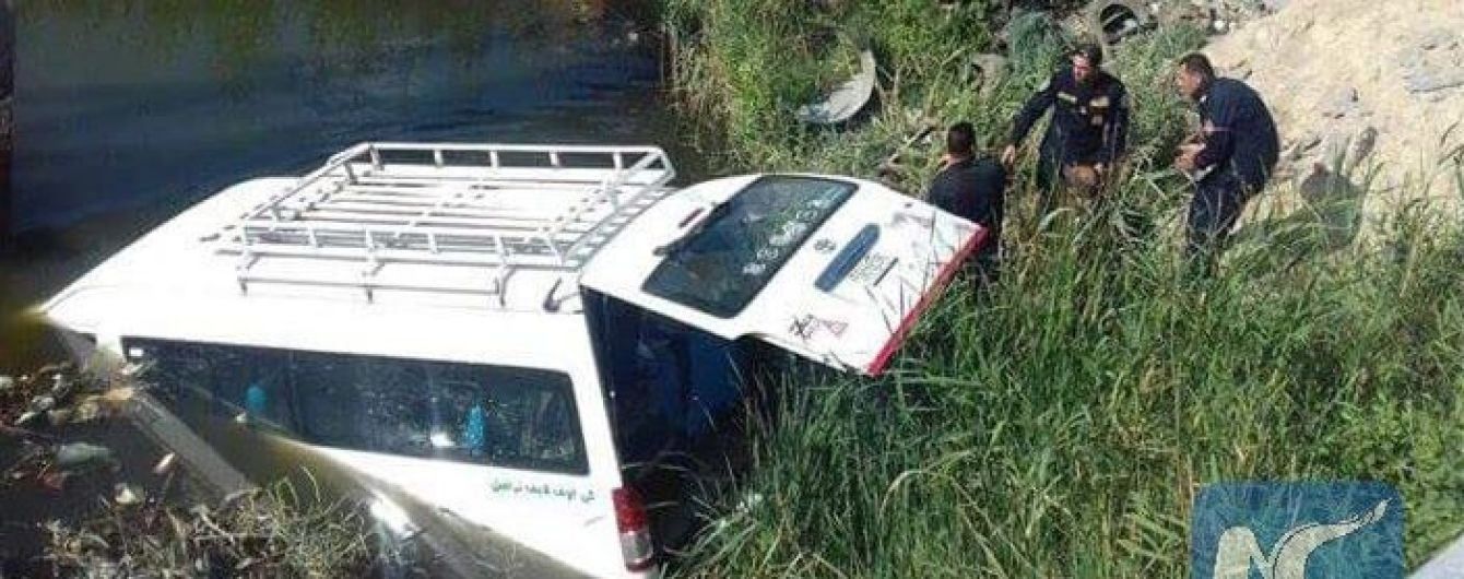 Фургон с туристами перевернулся в Египте: есть погибшие Фургон с туристами перевернулся в Египте: есть погибшие