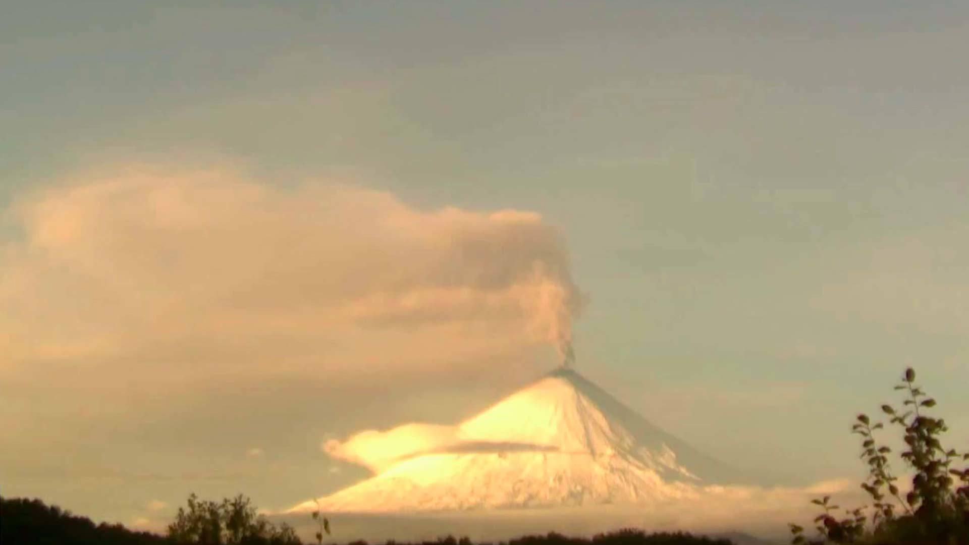 Вулкан на Камчатке выбросил столб пепла на 5 километров