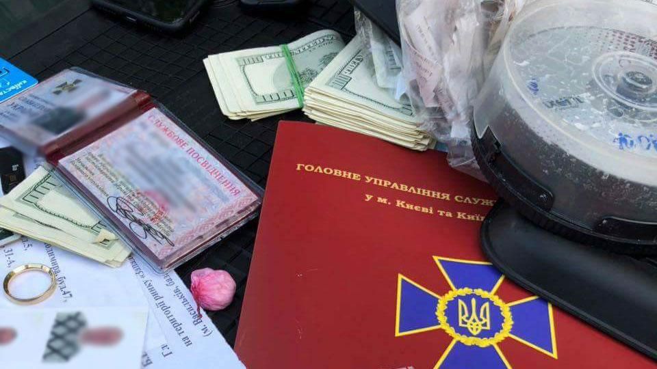 У Києві працівника СБУ впіймали на кругленькому хабарі: з'явились фото
