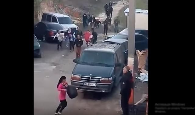 Розгін табору ромів у Києві: з’явилося відео з місця подій Розгін табору ромів у Києві: з’явилося відео з місця подій